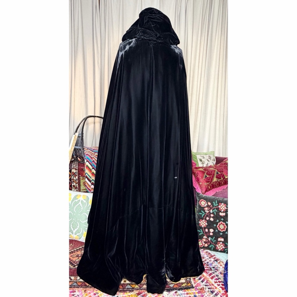 60s Velvet Hooded Cape - Picture 5 of 12